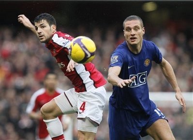 Arsenal đánh bại và tước vị trí của MU